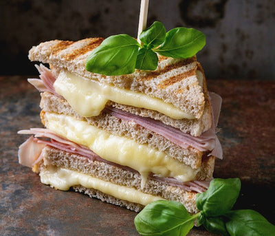 Sandwich scamorza, jambon blanc et truffe d’été