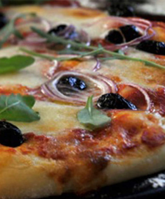 Pizza fine à la mozzarella, champignons, olives et poivrons