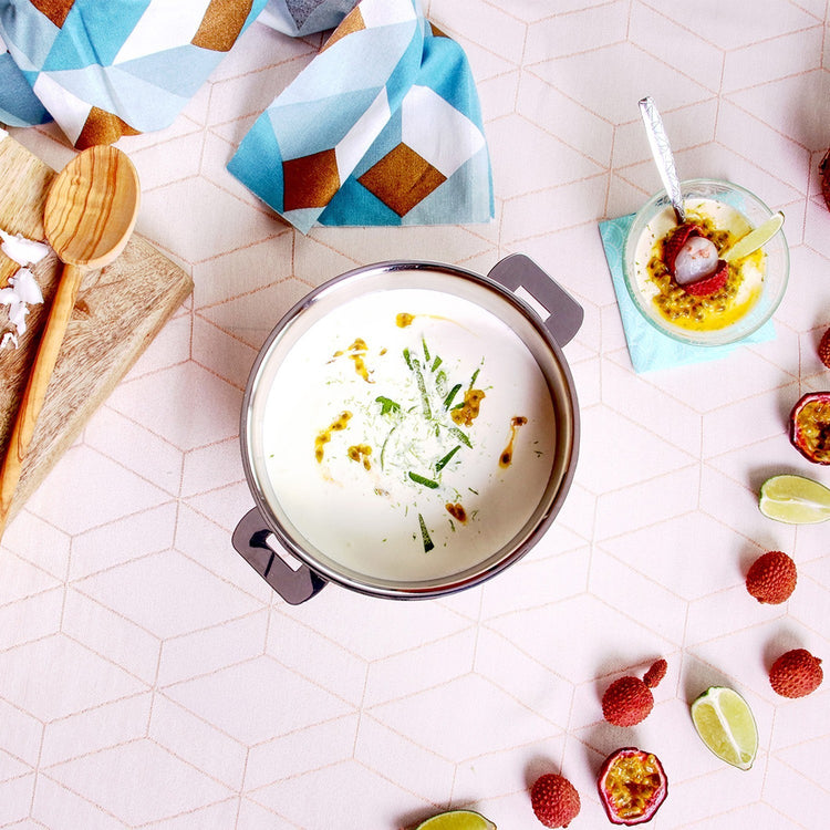Casserole inox Mutine Cristel de Du Bruit dans la Cuisine contenant une crème dessert aux fruits exotiques