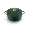 Cocotte ronde en fonte émaillée Du Bruit dans la Cuisine Le Creuset 28 cm couleur vert forêt avec bouton doré