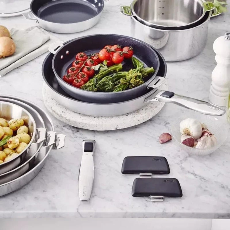 Poêle inox 28 cm Beka Evolution avec poignées amovibles Clickfix, présentée par Du Bruit dans la Cuisine